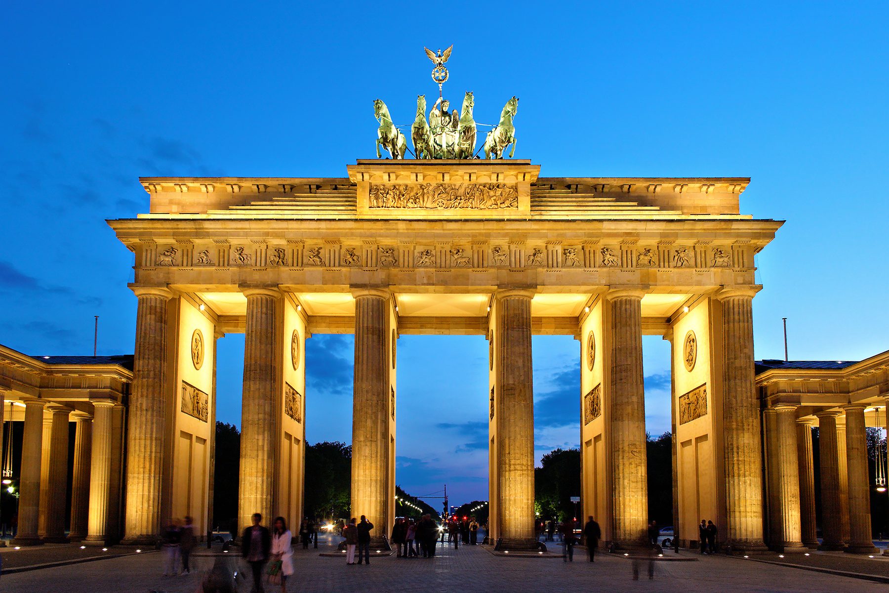Brandenburger Tor bei Abenddämmerung, golden beleuchtet